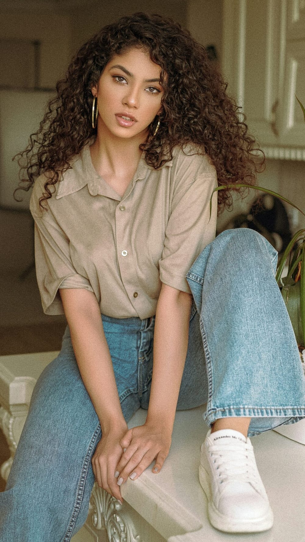 Casual Spring Outfits Jeans and whire sneakers scaled